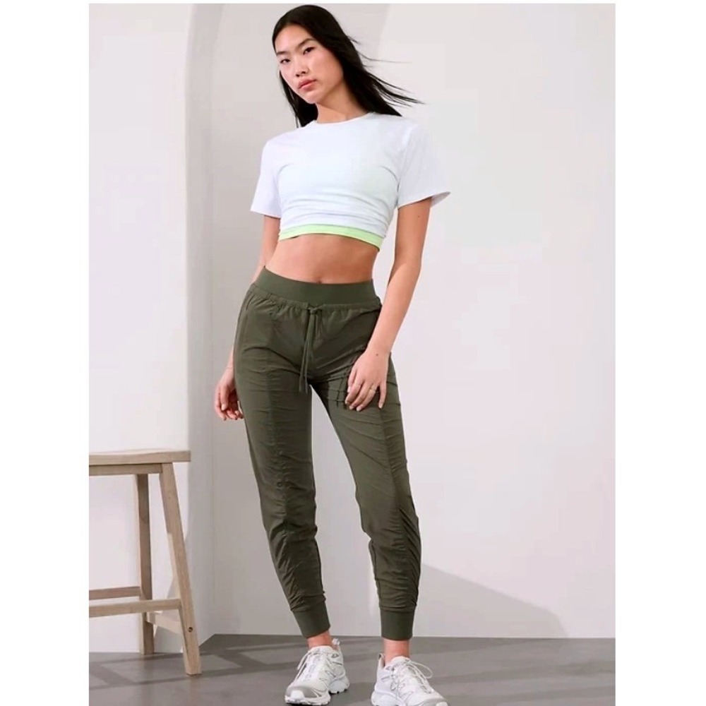 Athleta Attitude Mid Rise Jogger Pants Size 2 Moss Green Lightweight Stretch EUC